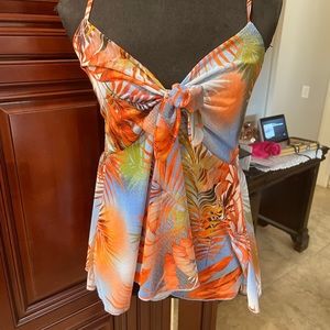 Beautifully summer low cut top!  Adjustable spaghetti straps